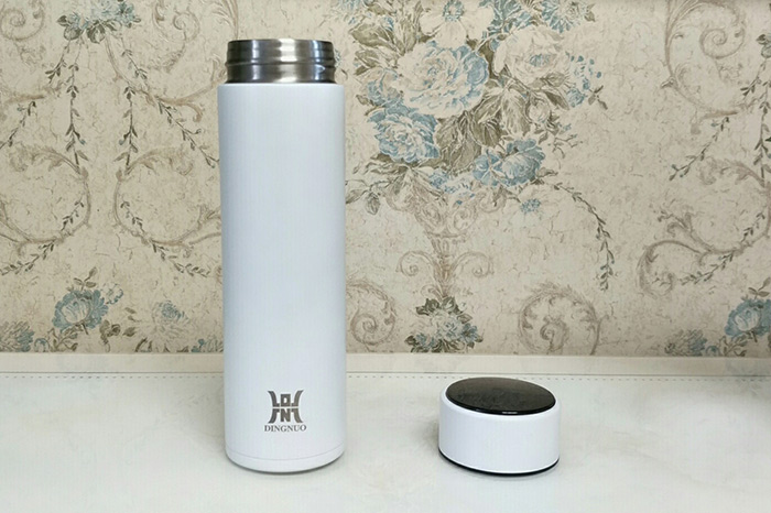 印有安陽(yáng)鼎諾logo的水杯